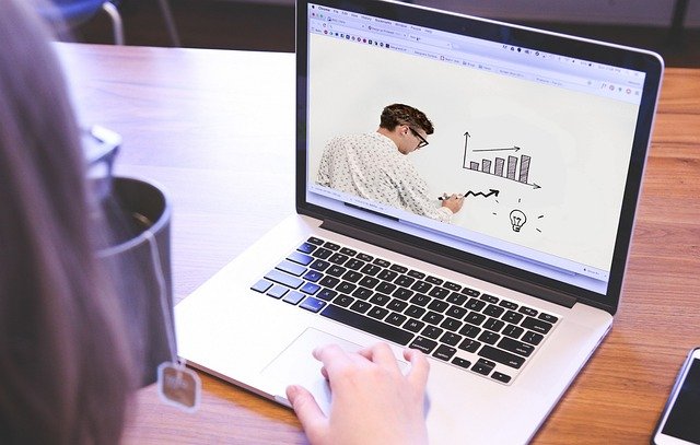 Drehbuchautoren planen effektive interaktive E-Learning Kurse